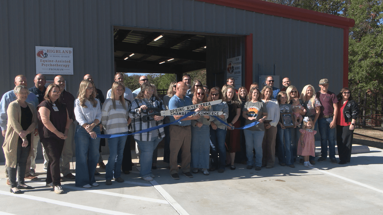 Highland School District Opens Equine Therapy Barn for Student Mental Health