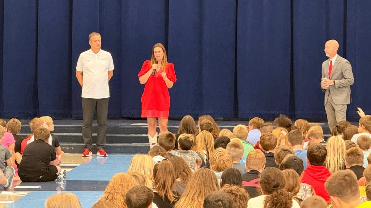 Governor Sanders and Coach Calipari Visit Hackler Elementary to Celebrate Fitness Challenge Win
